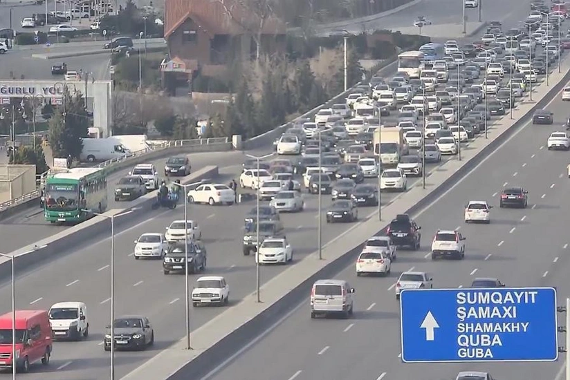 Avtovağzal Kompleksinin qarşısında yol qəzası sıxlığa səbəb olub - YENİLƏNİB