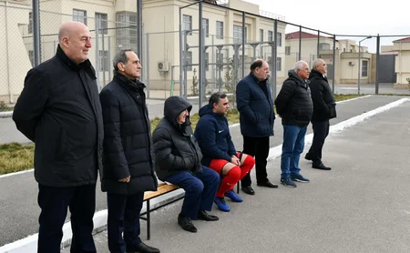 Məhbuslarla futbol veteranları arasında yoldaşlıq oyunu keçirilib