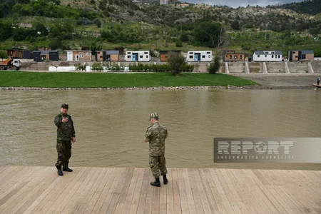 Иностранные дипломаты прогулялись по бульвару в Лачыне