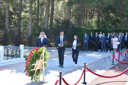 AGİN-in yaranmasının ildönümü münasibətilə Heydər Əliyevin məzarı ziyarət olunub