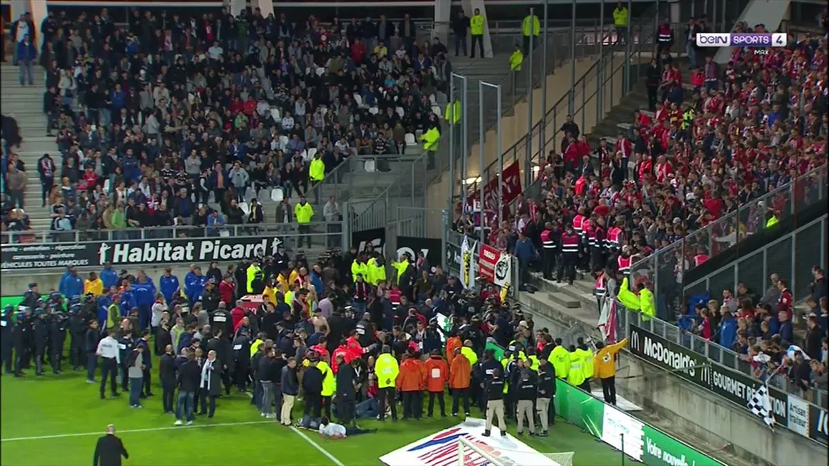 Fransada futbol oyunu zamanı tribuna çöküb, 26 nəfər xəsarət alıb - VİDEO