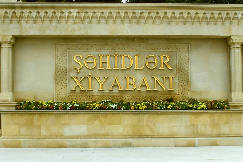 Albaniyanın Baş naziri Şəhidlər xiyabanını ziyarət edib