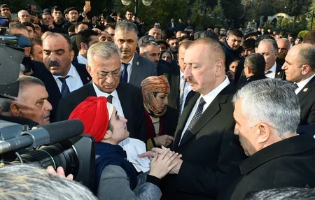 Prezident Ağsuda zəlzələnin nəticələrinin aradan qaldırılması ilə bağlı görülən işlərlə yerində tanış olub