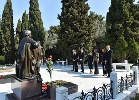 Azərbaycan Prezidenti Ümummilli Lider Heydər Əliyevin məzarını ziyarət edib - FOTO