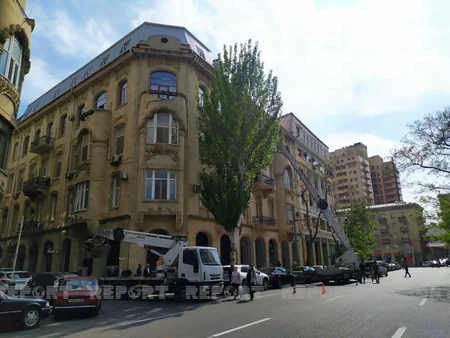 Bakıda tarixi binanın üzərində tikilən mansard sökülür