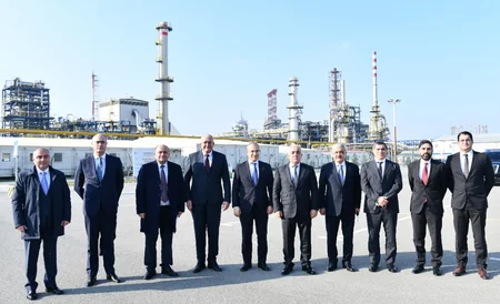 Əli Əsədov neft emalı zavodunda aparılan yenidənqurma işləri ilə tanış olub