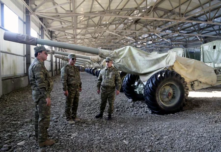 Defence minister checks level of combat readiness of rocket and artillery units on frontline zone