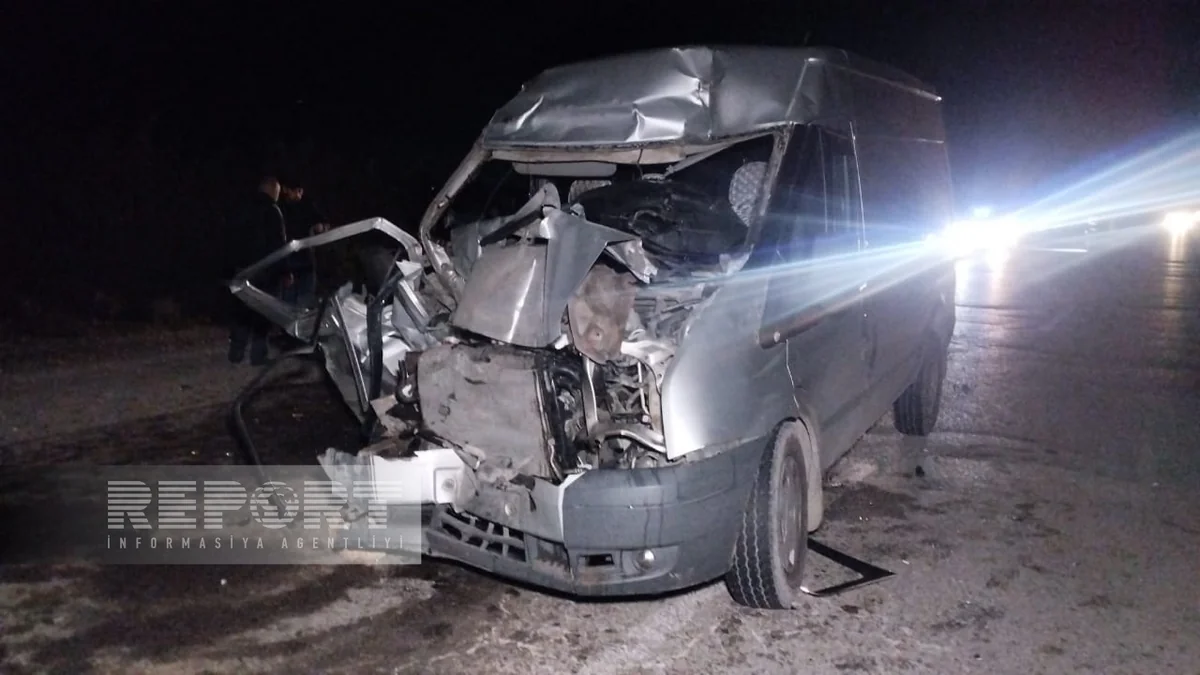 Kürdəmirdə mikroavtobus yük maşınına çırpılıb, xəsarət alanlar var