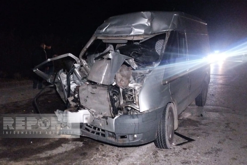 Kürdəmirdə mikroavtobus yük maşınına çırpılıb, xəsarət alanlar var