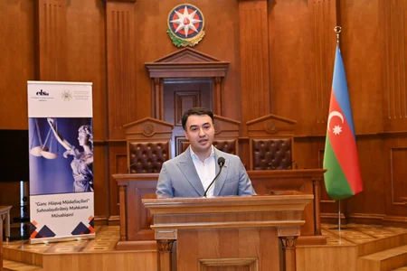 “Gənc Hüquq Müdafiəçiləri” səhnələşdirilmiş məhkəmə müsabiqəsinin final mərhələsi keçirilib
