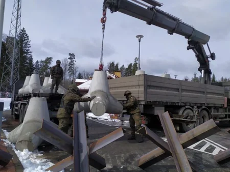 Польша начала укреплять границу с Беларусью противотанковыми ежами