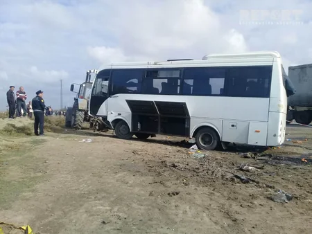 Salyanda sərnişin avtobusu ilə minik avtomobili toqquşub, xəsarət alanlar var - YENİLƏNİB-2 - FOTO