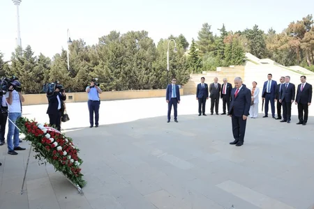 Binəli Yıldırım Heydər Əliyevin məzarını və Şəhidlər xiyabanını ziyarət edib