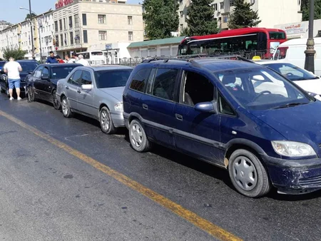 В Баку пешеход-нарушитель спровоцировал столкновение 4-х автомобилей
