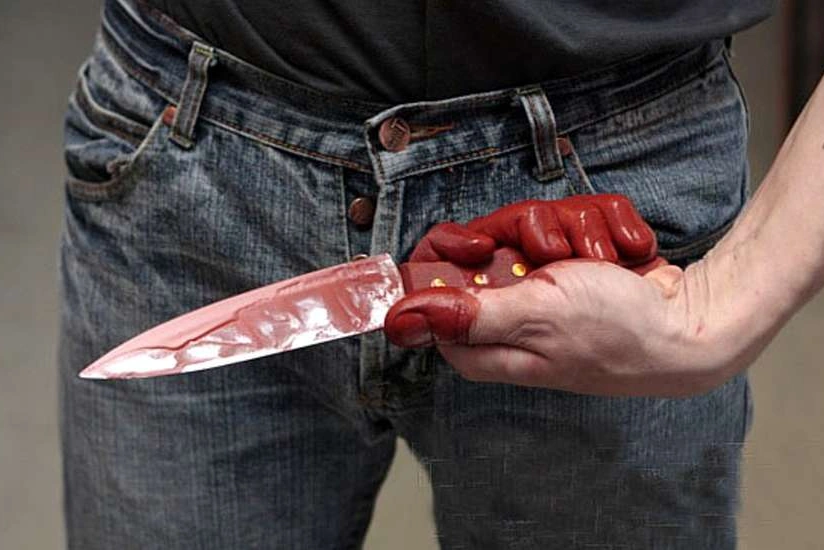 Bakıda gənc oğlan özünə 14 bıçaq zərbəsi vurub