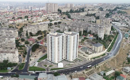 İlham Əliyev və Mehriban Əliyeva Bakıda şəhid ailələrinə, müharibə əlillərinə mənzil və avtomobillərin təqdimatında iştirak ediblər
