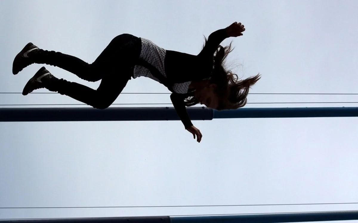 Bakıda 13 yaşlı qız özünü 4-cü mərtəbədən atıb