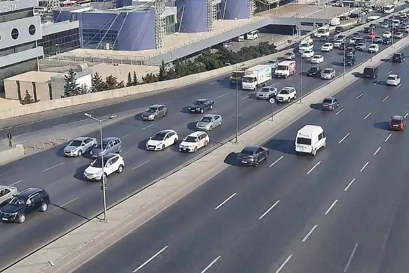 Bakının bəzi yollarında tıxac yaranıb