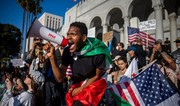 Десятки тысяч людей вышли на митинги в разных городах США против политики Трампа