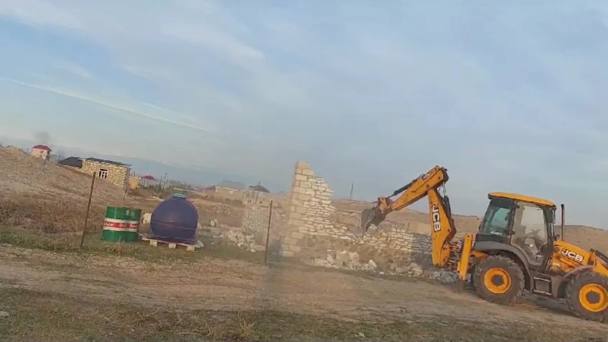 Şəmkirdə qanunsuz tikililər sökülüb