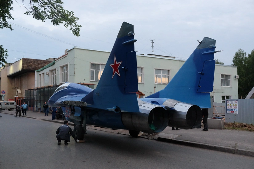 В Ереване российский истребитель скатился с платформы во время перевозки