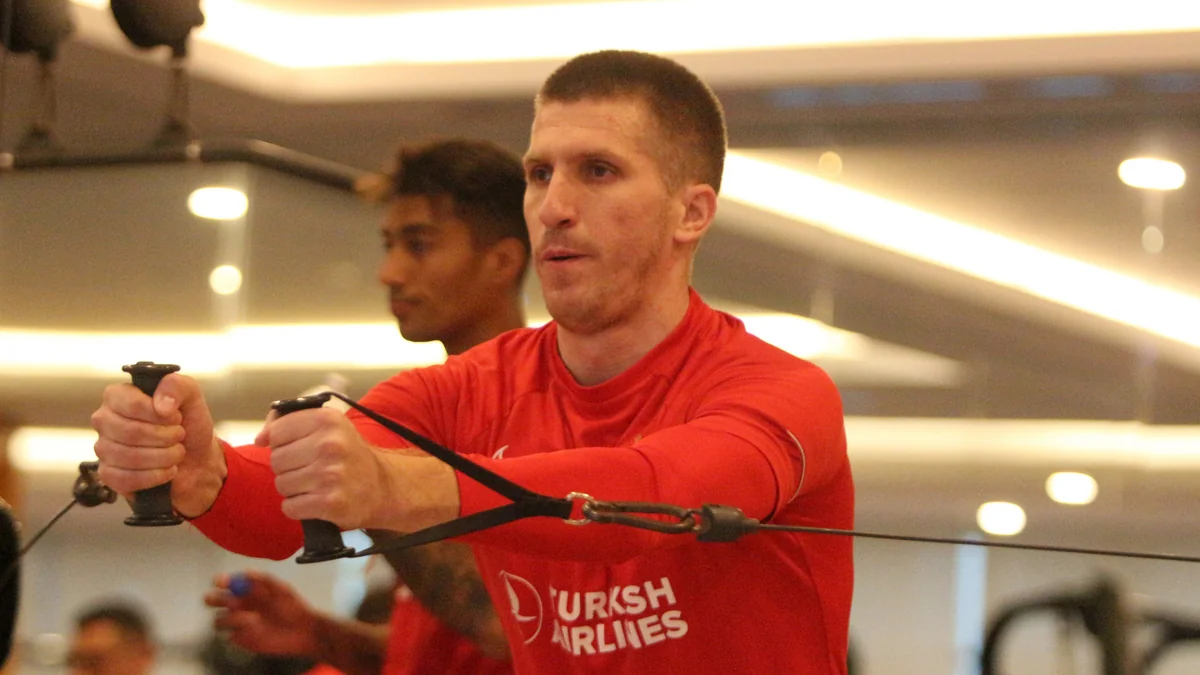 Hava şəraiti Antalyada Neftçiyə mane olub