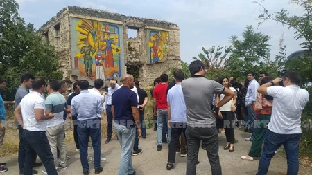 Xaricdə təhsil almış məzunlar Ağdam Dövlət Dram Teatrının qarşısında milli musiqilərimizi ifa ediblər
