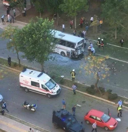 В Турции совершено нападение на служебный полицейский автомобиль, пострадали 12 человек