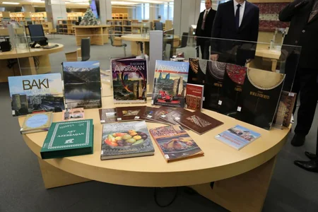 Elmar Məmmədyarov Latviya Milli Kitabxanasına Dağlıq Qarabağla bağlı kitab hədiyyə edib