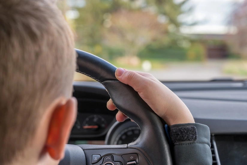 Ermənistanda 7 və 10 yaşlı qardaşlar futbolçunun avtomobilini qaçırdı