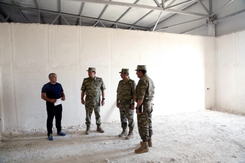 Müdafiə naziri cəbhə bölgəsində yeni salınan hərbi şəhərcikdə aparılan tikinti işlərini yoxlayıb - FOTO