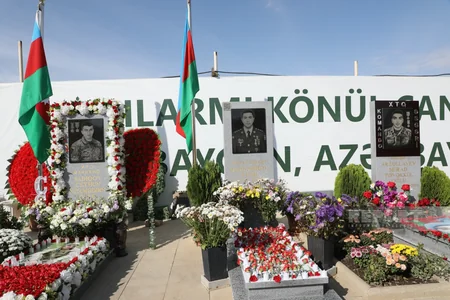 Azərbaycan xalqı antiterror şəhidlərinin məzarlarını ziyarət edir