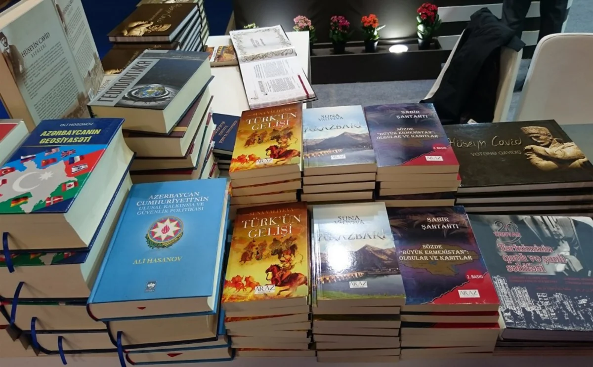 İstanbul kitab sərgisinin Azərbaycan bölməsində nümayiş olunan nəşrlər ziyarətçilərə paylanıb