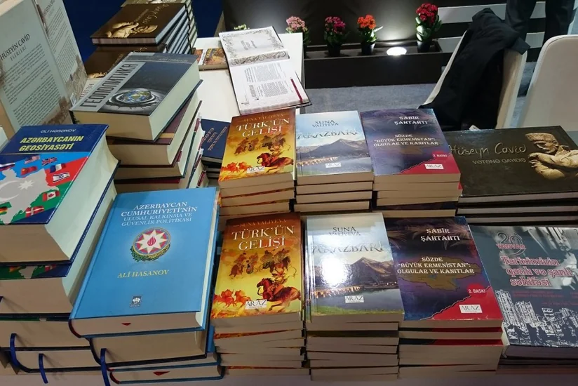 İstanbul kitab sərgisinin Azərbaycan bölməsində nümayiş olunan nəşrlər ziyarətçilərə paylanıb