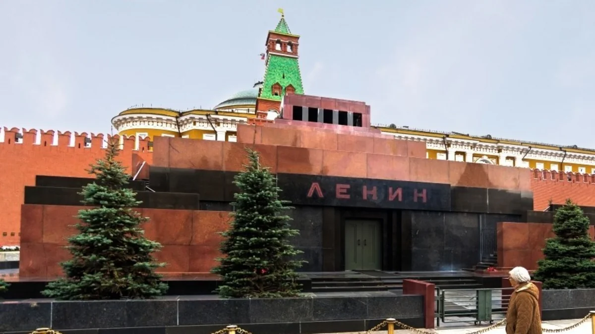 Кремль: Планов вынести тело Ленина из мавзолея нет