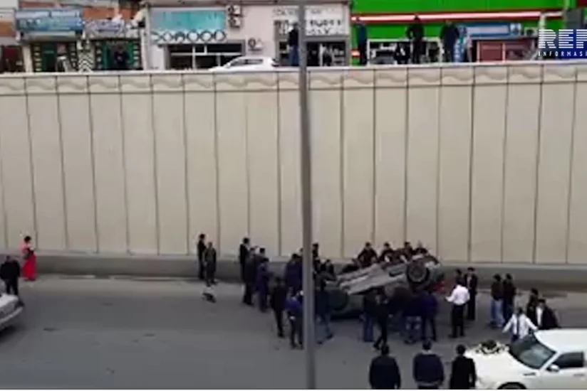 Bakıda gəlin maşınını müşayiət edən avtomobil aşıb, xəsarət alan var - VİDEO