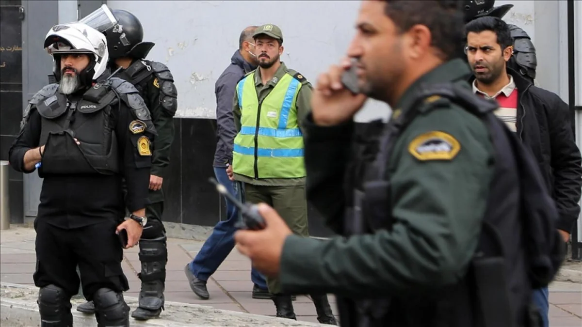 İranda polis əməkdaşlarına hücum olub, ölən və yaralananlar var