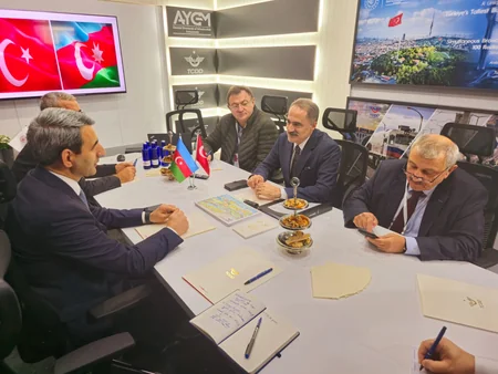 ADY rəhbərliyi “InnoTrans” beynəlxalq sərgisində Orta Dəhlizin perspektivlərini müzakirə edib