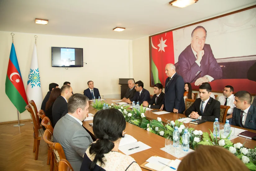 Niyazi Bayramov YAP Gəncə şəhər təşkilatının məsul işçiləri və partiya fəalları ilə görüşüb