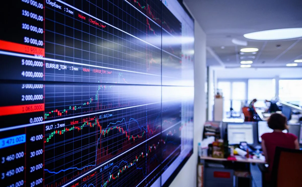 Российский рынок акций теряет почти 4% по индексу Мосбиржи