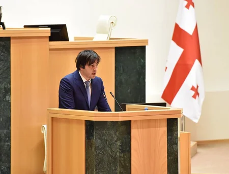 Gürcüstan parlamentində Qarabağ separatçısına büstün qoyulmasına etiraz edilib