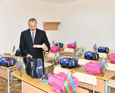 Prezident İlham Əliyev Bakıda 212 saylı məktəbdə yaradılan şəraitlə tanış olub