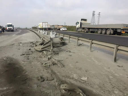 Hacıqabulda yol qəzası baş verib, yol təsərrüfatına ziyan dəyib