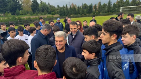Barselonanın prezidenti Bakıda yeniyetmə futbolçularla görüşüb