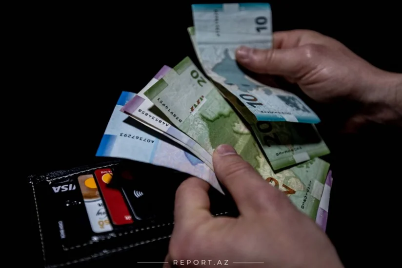 В Азербайджане среднемесячная зарплата снизилась на 2%