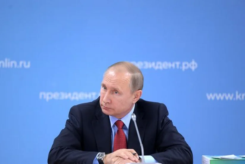 Путин не смог разобрать свой почерк в заметках