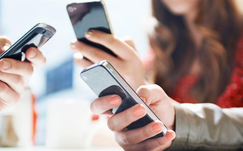 Alimlər smartfonlara aludəçiliyin təhlükəli olduğunu müəyyənləşdiriblər