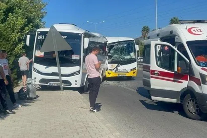 В Анталье столкнулись два автобуса с туристами, пострадали 12 человек