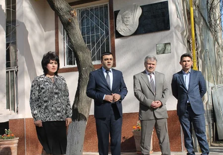​Daşkənddə azərbaycanlı rəssam Yusif Hüseynovun yaşadığı evin qarşısında barelyefinin açılışı olub