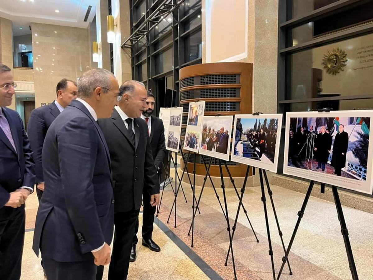 Aşqabadda Heydər Əliyevin 100 illiyi ilə bağlı foto-sərgi açılıb